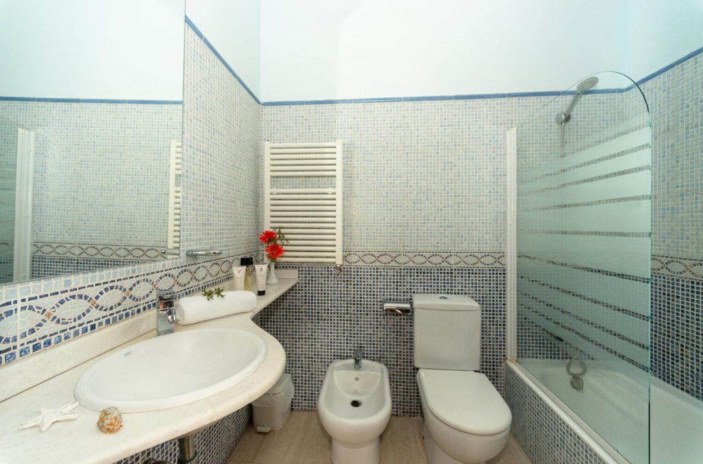 [#Beginning of Shooting Data Section]
Image Size:L (7360 x 4912), FX
08/10/2018 11:40:48.60
Time Zone and Date:UTC, DST:OFF
RAW (14-bit)
Artist:Tony Fletcher                       
Copyright:Do Not Copy                                           
Nikon D800
Lens:14mm f/2.8D
Focal Length:14mm
Focus Mode:AF-C
AF-Area Mode:Dynamic, 9 points
VR:
AF Fine Tune:OFF
Aperture:f/6.3
Shutter Speed:1/60s
Exposure Mode:Programmed Auto
Exposure Comp.:0EV
Exposure Tuning:
Metering:Center-Weighted
ISO Sensitivity:ISO 640
Device:SB-800
Flash Sync Mode:Front Curtain
Flash Mode:i-TTL-BL, +0.7EV (Camera: 0EV, Speedlight: +0.7EV)
Bounce Flash/Nikon Diffusion Dome
White Balance:Flash, 0, 0
Color Space:Adobe RGB
High ISO NR:OFF
Long Exposure NR:OFF
Active D-Lighting:OFF
Image Authentication:
Vignette Control:Normal
Auto Distortion Control:OFF
Picture Control:[NL] NEUTRAL
Base:[NL] NEUTRAL
Quick Adjust:-
Sharpening:2
Contrast:0
Brightness:0
Saturation:0
Hue:0
Filter Effects:
Toning:
Optimize Image:
Color Mode:
Tone Comp.:
Hue Adjustment:
Saturation:
Sharpening:
Latitude:
Longitude:
Altitude:
Altitude Reference:
Heading:
UTC:
Map Datum:
[#End of Shooting Data Section]