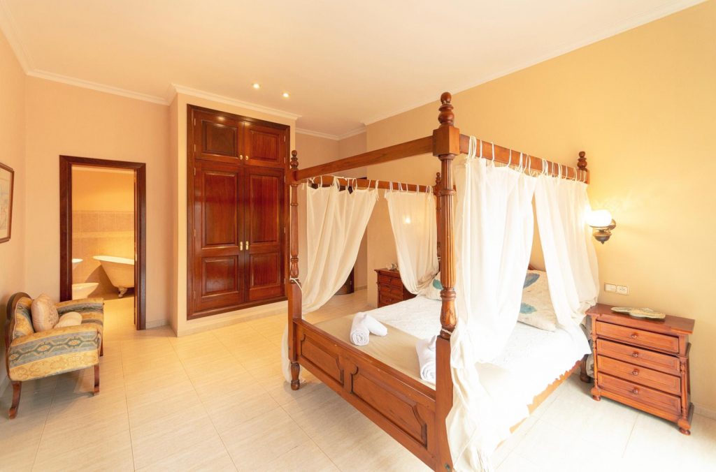 [#Beginning of Shooting Data Section]
Image Size:L (7360 x 4912), FX
08/10/2018 09:27:58.60
Time Zone and Date:UTC, DST:OFF
RAW (14-bit)
Artist:Tony Fletcher                       
Copyright:Do Not Copy                                           
Nikon D800
Lens:14mm f/2.8D
Focal Length:14mm
Focus Mode:AF-C
AF-Area Mode:Dynamic, 9 points
VR:
AF Fine Tune:OFF
Aperture:f/5
Shutter Speed:1/25s
Exposure Mode:Manual
Exposure Comp.:0EV
Exposure Tuning:
Metering:Center-Weighted
ISO Sensitivity:ISO 640
Device:
White Balance:Auto2, 0, 0
Color Space:Adobe RGB
High ISO NR:OFF
Long Exposure NR:OFF
Active D-Lighting:OFF
Image Authentication:
Vignette Control:Normal
Auto Distortion Control:OFF
Picture Control:[NL] NEUTRAL
Base:[NL] NEUTRAL
Quick Adjust:-
Sharpening:2
Contrast:0
Brightness:0
Saturation:0
Hue:0
Filter Effects:
Toning:
Optimize Image:
Color Mode:
Tone Comp.:
Hue Adjustment:
Saturation:
Sharpening:
Latitude:
Longitude:
Altitude:
Altitude Reference:
Heading:
UTC:
Map Datum:
[#End of Shooting Data Section]